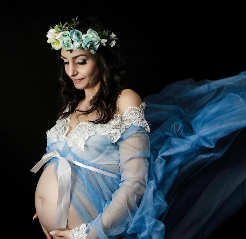 donna incinta vestito azzurro 1